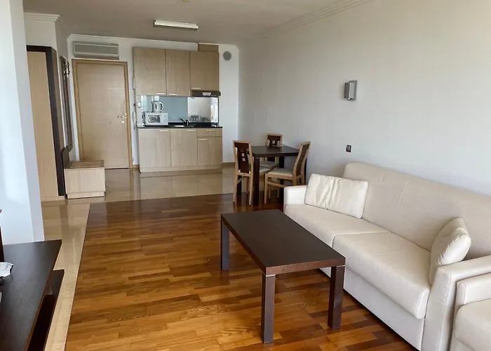 Private Ravda-emerald * Rawda